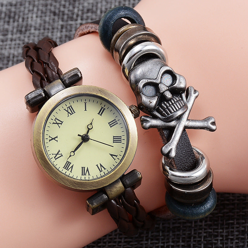 Montre vintage avec bracelet en faux cuir brun et tête de mort